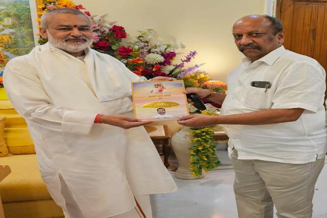 Brahmachari Girish Ji has presented his new book <b>Maharishi Mahesh Yogi Ji ki Daiviya Chhatrachhaya mein Brahmachari Girish</b> to Ex- Commissioner of Bhopal and Ex-Collector in Many Districts, Government of Madhya Pradesh, Respected Shri Ajatshatru Shrivastava Ji.